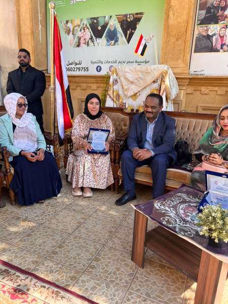 شباب السودان يهدى درع الإنسانية لـ ”سمر نديم” أثناء زيارتهم  لدار  زهرة مصر