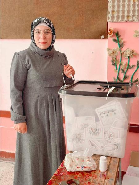 د. سمر نديم أثناء التصويت الإنتخابي 