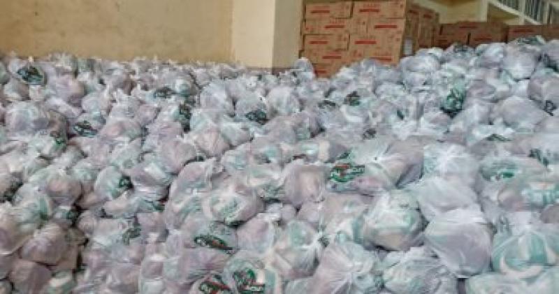 على الأسر الأولى بالرعاية.. توزيع ألفي شنطة مواد غذائية من ”الأوقاف” بالبحر الأحمر