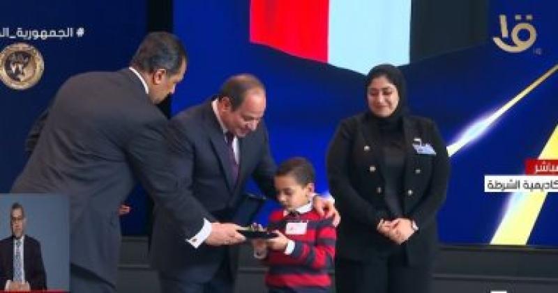 الرئيس السيسي يكرم أسماء الشهداء خلال الاحتفال بذكرى عيد الشرطة