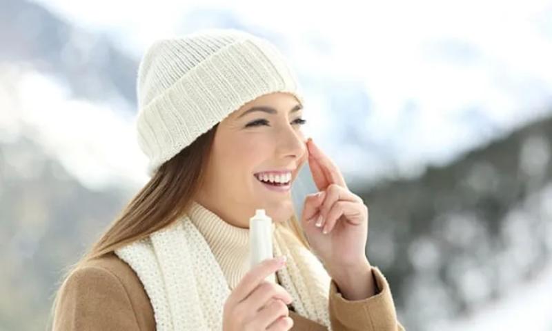 فوائد استخدام كريم واقي الشمس في الشتاء.. أبرزها مقاومة الشيخوخة