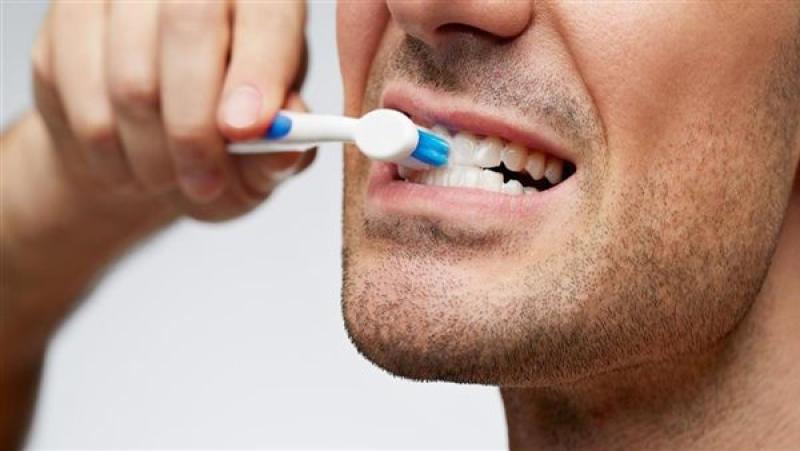 متى يتسبب تنظيف الأسنان في رائحة الفم الكريهة؟!