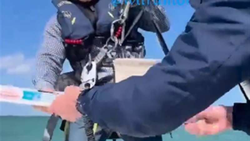 أمريكي يستلم أوردر بيتزا في قاربه بعرض البحر.. كيف حدث؟