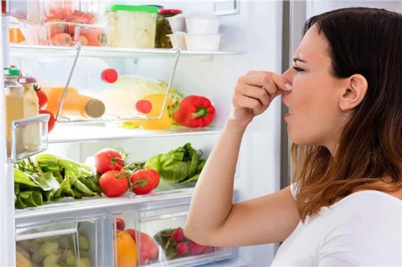 خطوات مهمة تخلصك من الرائحة الكريهة في الثلاجة