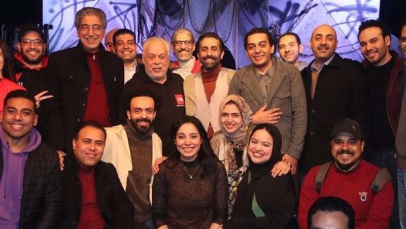 أشرف زكي يشهد آخر ليالي ”العادلون” على مسرح الطليعة