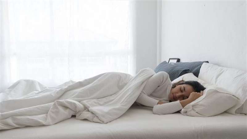 أضرار خطيرة تصيب النساء عند النوم والشعر مبلل