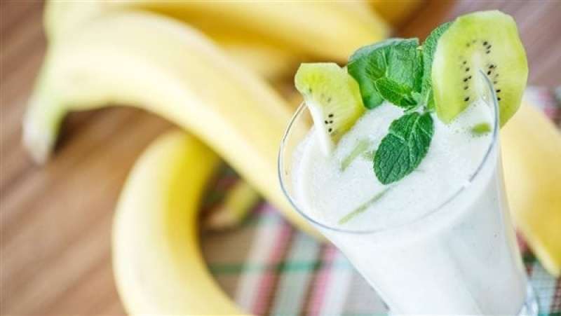 طريقة عمل ميلك شيك الموز بالكيوي، عصير مميز على الإفطار