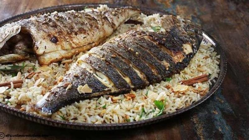 سمك مشوي بالردة مع أرز صيادية