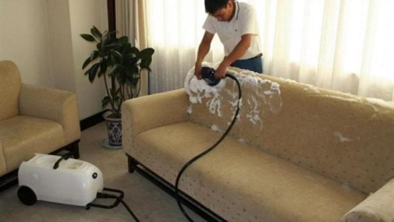كيف تتخلصين من بقع الأريكة بصورة فعالة؟