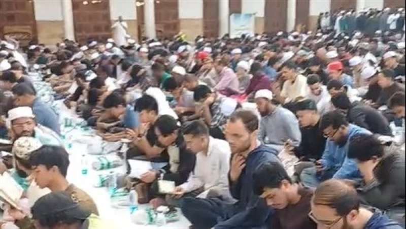 الأزهر ينظم أكبر مائدة إفطار بواقع 5000 وجبة للوافدين في يوم عرفة