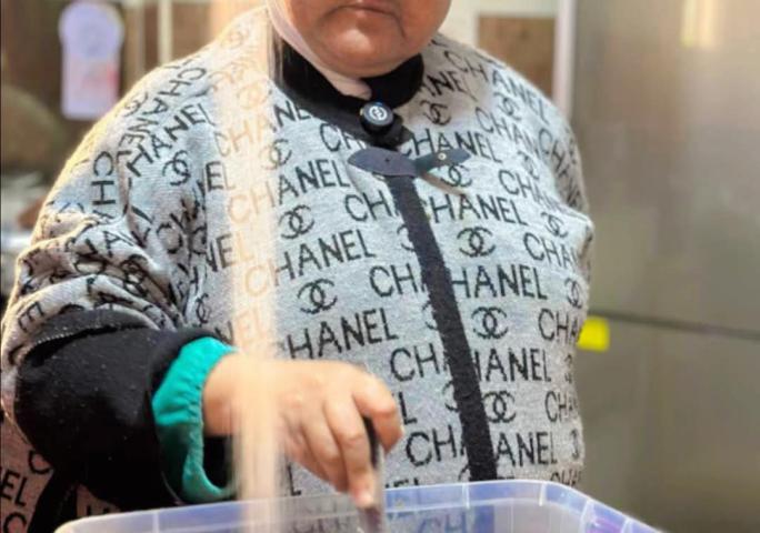 شاهد بالصور.. أنصاف تعد العصير قبل انطلاق مدفع رمضان لسيدات القصر