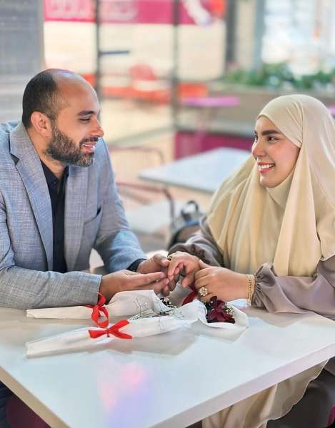 بين نظرة ووردة... صورة واحدة خلت الناس تدعي لحب حقيقي