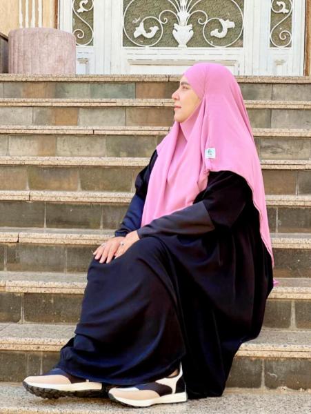 سمر نديم تتألق بإطلالة جديدة لتروّج للزي الإسلامي الأنيق من تصميمها