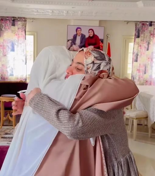 شاهد بالفيديو.. سمر نديم تفاجئ ”ضحى” بعيد ميلادها داخل دار زهرة مصر: من التشرد إلى الأمان