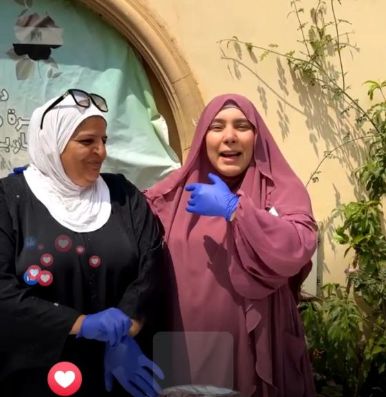 الحاجة نصرة تعود وتبهج سيدات القصر بمحشي وفراخ مشوية