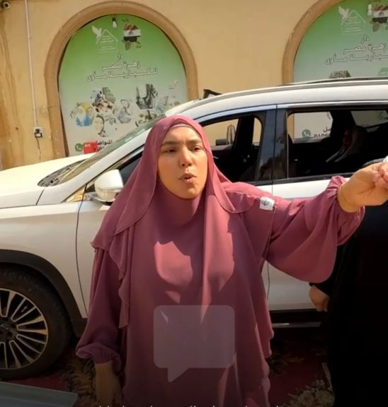 سمر نديم توثق تسليم ”باتعة” لأسرتها.. تعاني من مرض نفسي حاد: مكانها مستشفى عقلي