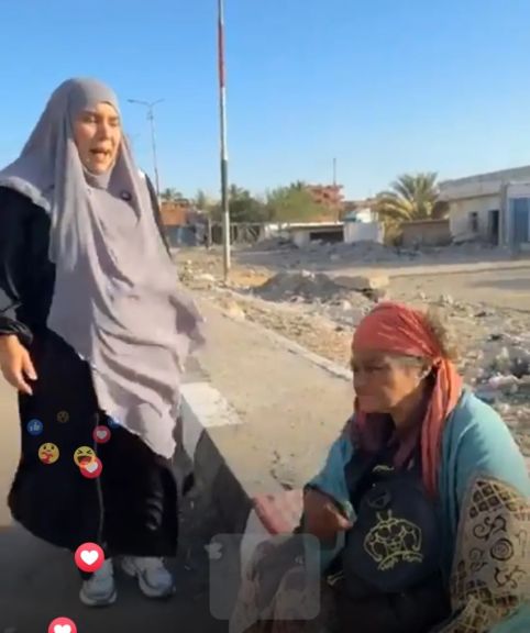 سمر نديم توثق لحظة إنقاذ سيدة مسنّة من الشارع: ”ربنا يقدرنا على فعل الخير”