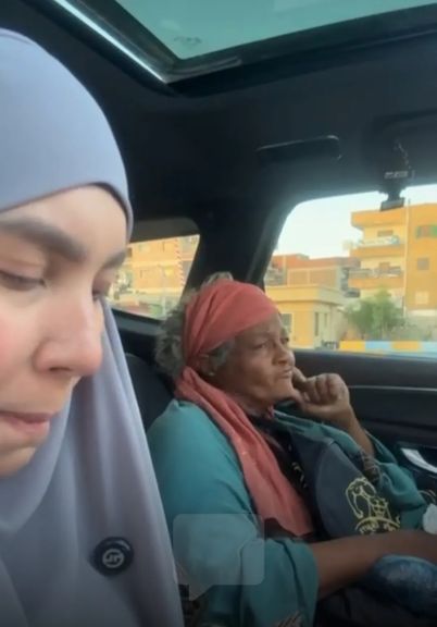 ”كنتِ هتغيري مني”... حوار دافئ بين سمر نديم وسيدة مسنة يشعل السوشيال ميديا