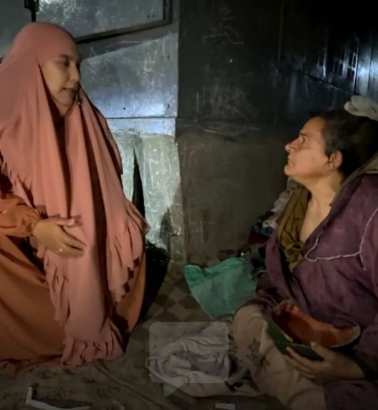 شاهد بالفيديو.. سمر نديم في مهمة إنسانية لإنقاذ سيدة مشردة: ”نتمنى نكون سبب في سترها”