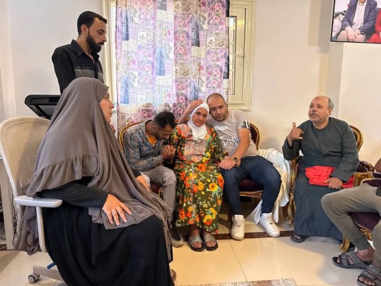 عفاف تعود لأحضان أسرتها بعد عام من الغياب.. لحظة مؤثرة تُجسّد معنى الرحمة ولمّ الشمل