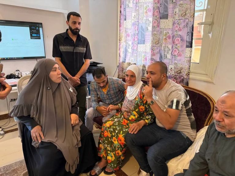 شاهد بالفيديو.. عفاف تعود لأحضان اولادها بعد سنة غياب..دموع اللقاء تروي حكاية حب لم ينطفئ