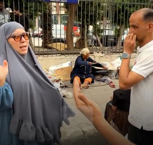 شاهد بالفيديو... سمر نديم تبث لحظات إنقاذ سيدة مشردة وتواجه رفضاً من الأهالي