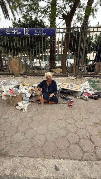 سيدة مشردة ترفض المساعدة.. وسمر نديم تناشد الأهالي: ”يمكن حد يعرفها”