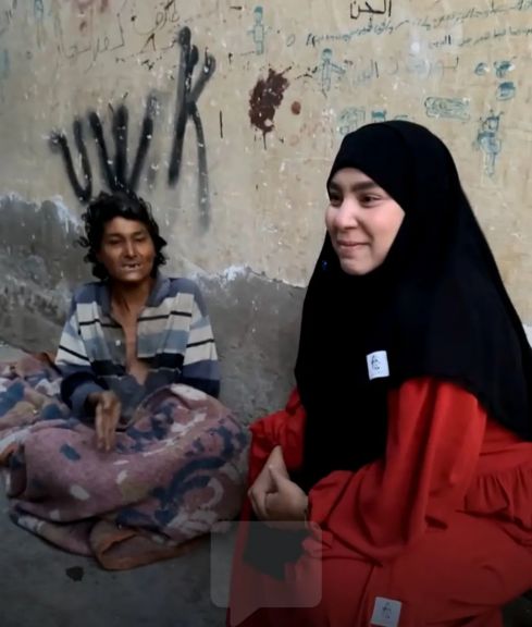سمر نديم تنقذ سيدة مشردة من شوارع السويس وتوثق اللحظة ببث مباشر