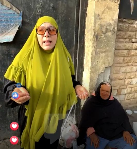 شاهد بالفيديو... سمر نديم تنقذ سيدة مسنّة ببورسعيد وتناشد ذويها عبر بث مباشر: ”دي أمك.. ليها حق عليكي”