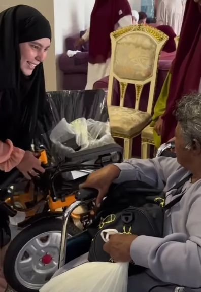شاهد بالفيديو.. كرسي كهربائي هدية من الأستاذة رضوى يشعل مشاعر الامتنان في دار زهرة مصر