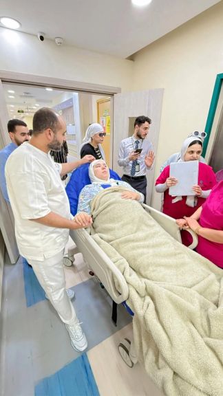 ساعات من الترقب والتأثر: محمد إبراهيم بجوار زوجته سمر لحظة دخولها غرفة العمليات