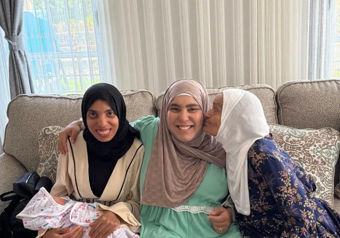 سمر نديم تستقبل جليلة وضحى: ”الخير بيرجع تاني... ونوروا بيتي بعد الولادة”