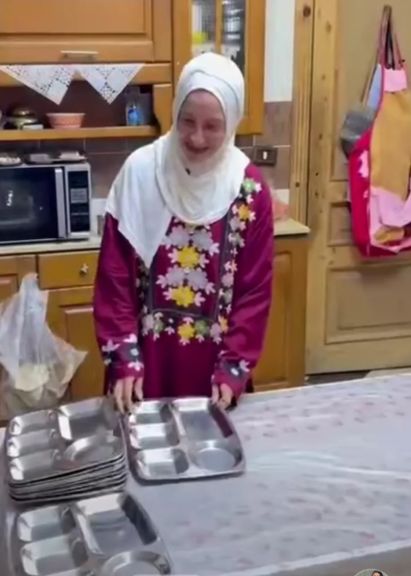 شهرزاد تُعد الفطور بدار ”زهرة مصر” في تجربة علاجية فريدة لنزلاء بلا مأوى