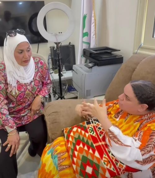 لحظة لقاء مؤثرة في ”دار زهرة مصر”.. نسرين ترفض تصديق أن صديقتها عادت بعد غياب