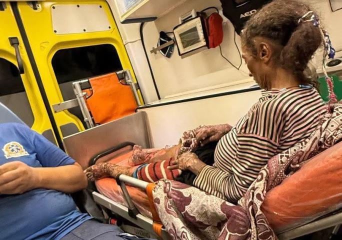 سمر نديم تنقذ سيدة مشردة وتنقلها إلى المستشفى بعد رفض استقبالها في ”القصر العيني”