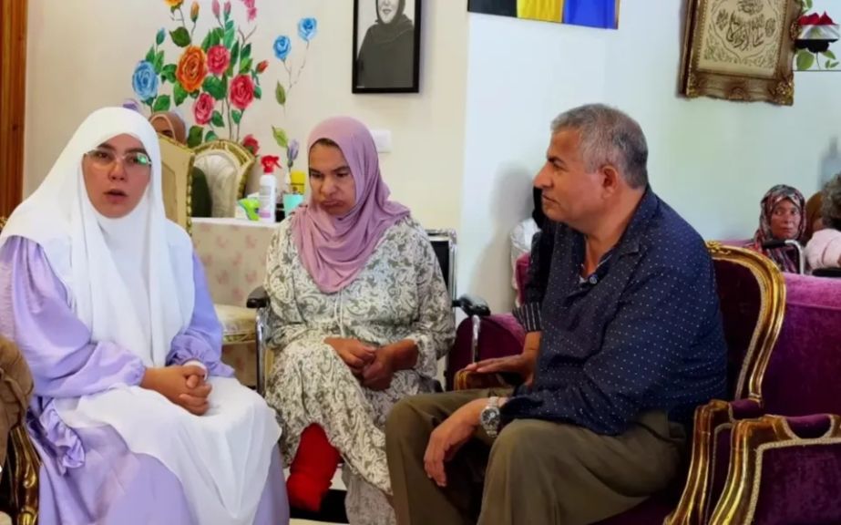شاهد بالفيديو.. بعد رفض الأهالي استلامهم.. 34 مسنًا في رعاية سمر نديم بلا مخرج