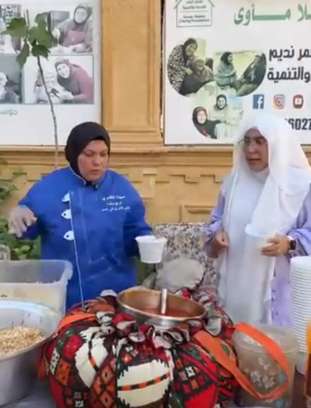 شاهد بالفيديو.. ”سيدة الكشري” تضيء دار زهرة مصر بعمل الخير والكشري الحلال