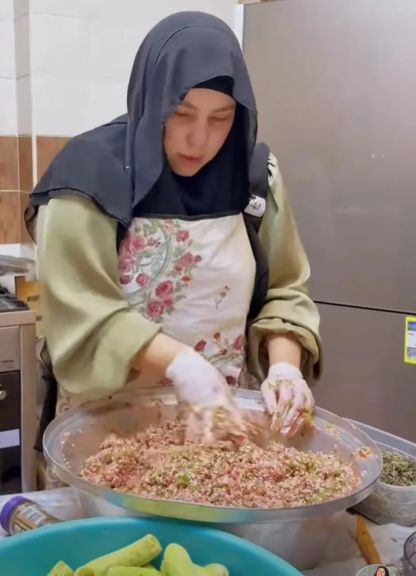 سمر نديم تعود إلى دار زهرة مصر وتُعد وجبة ”محشي” بيديها لسيدات القصر
