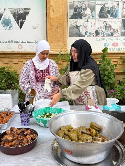 سمر نديم توزع الطعام على سيدات القصر: ”بألف هنا على قلبكم الطيبة”