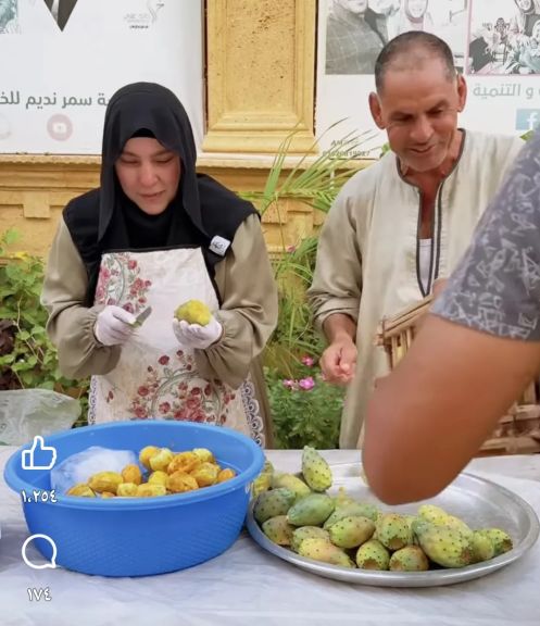 سمر نديم تفي بوعدها وتوزع التين الشوكي بنفسها على سيدات القصر