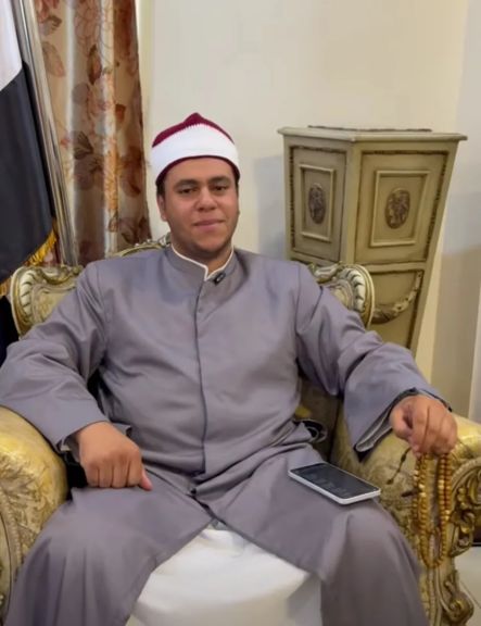 سمر نديم توثق زيارة روحانية للشيخ محمد الأنوري داخل دار الرعاية