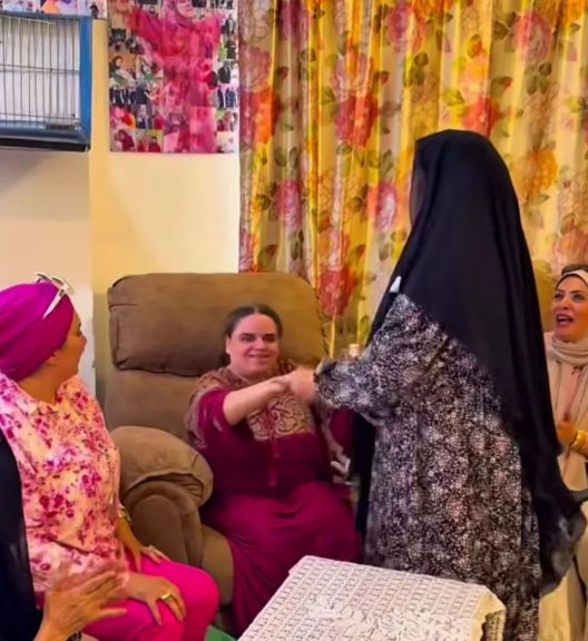 سالى الأشوح تزور ”نسرين” بدار زهرة مصر وسمر نديم توثّق اللحظة المؤثرة