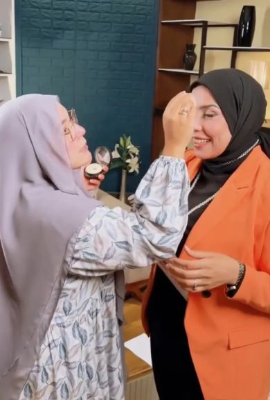 شاهد بالفيديو.. سمر نديم تظهر بإطلالة فكاهية مع المذيعة هداية في ”تحت التهديد”