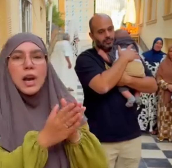 زغاريد ودموع فرحة في دار زهرة مصر.. لحظة مؤثرة لوصول عجل عقيقة زايد