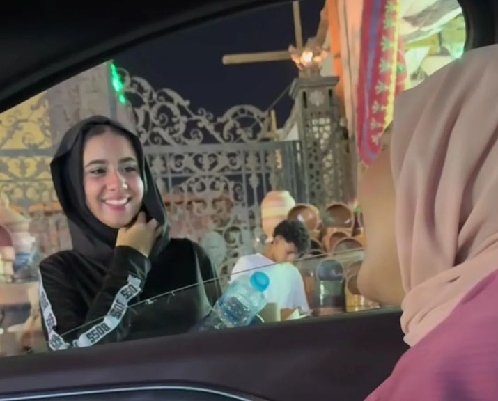 سمر نديم تزور مقام السيدة زينب وتلتقي بمحبيها