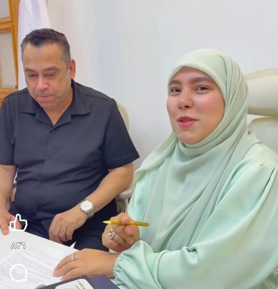 لحظة توقيع الكاتب