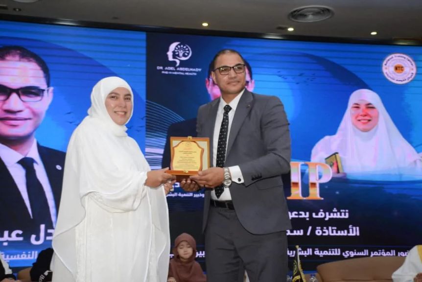 سمر نديم لحظة استلام الجائزة
