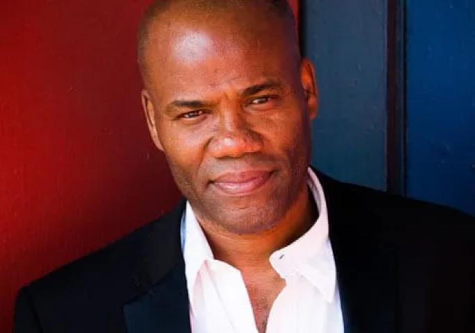 المخرج العالمي مايكل إدواردز يهنئ صناع فيلم ”نصيب” بانطلاق تصويره